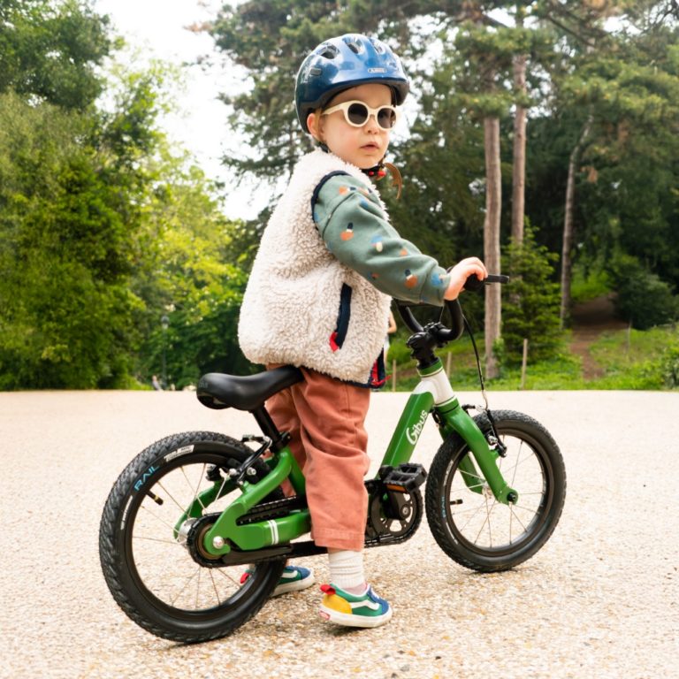 Apprendre à faire du vélo : les étapes clés pour accompagner vos Petits-Enfants